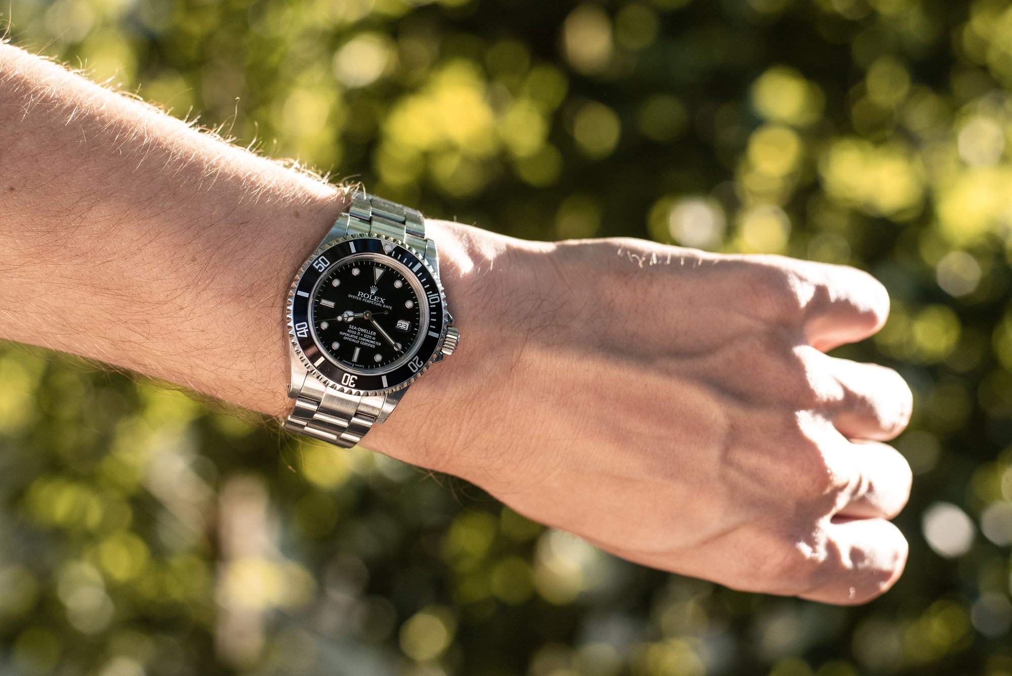 Rolex Sea-Dweller 16600 gedragen om de pols, buitenopname
